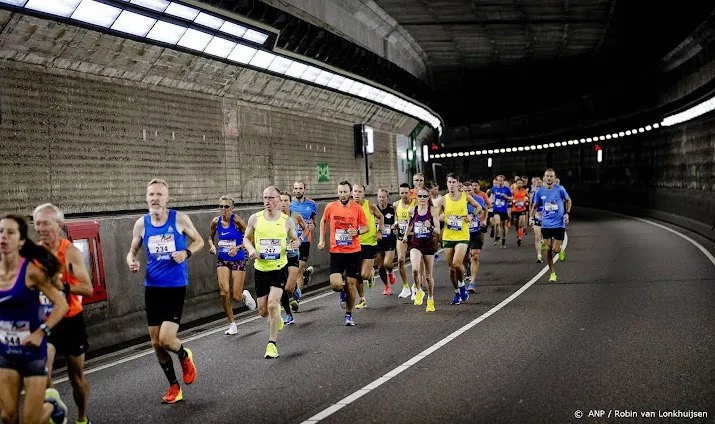 tienduizenden deden mee aan behoorlijk natte dam tot damloop