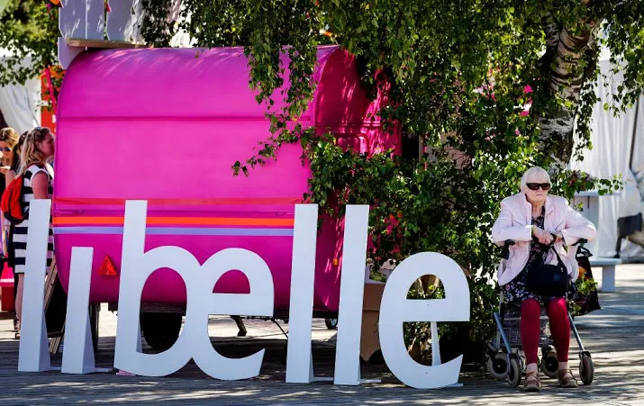 tienduizenden libelle fans op almeerderstrand