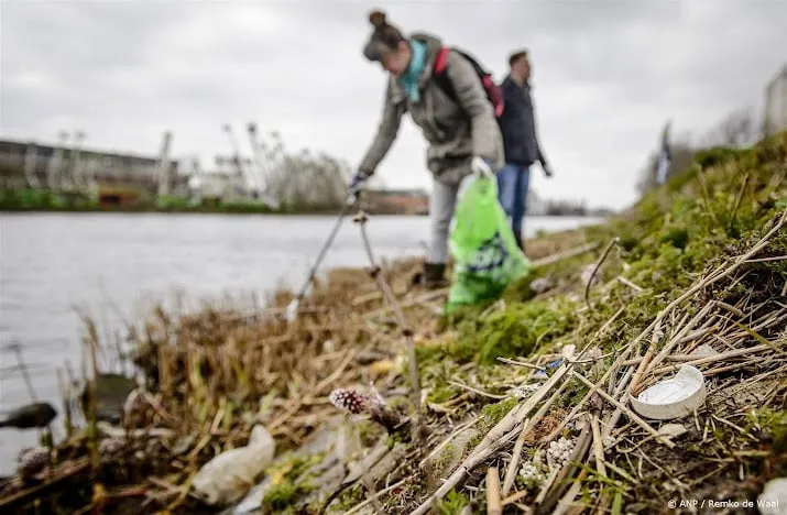 tienduizenden mensen ontdoen hun omgeving van zwerfvuil