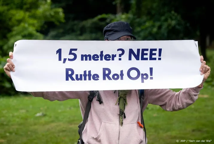 tientallen betogers tegen coronaregels in amsterdam enschede