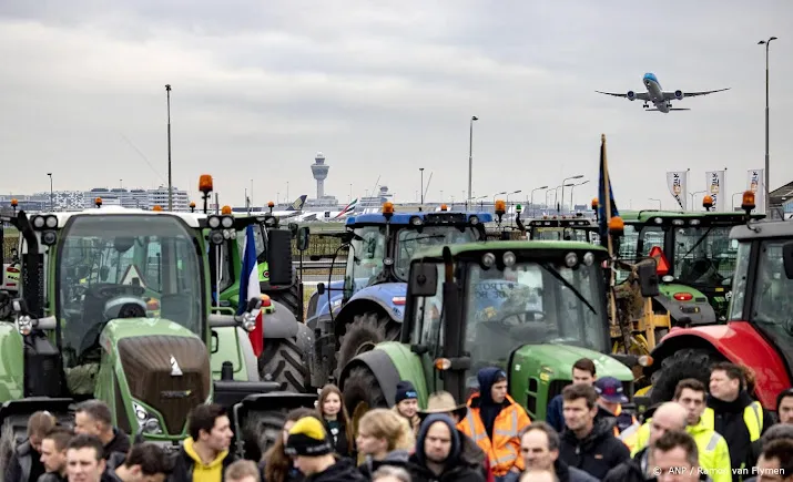 tientallen boeren met trekkers bieden schiphol koopcontract aan