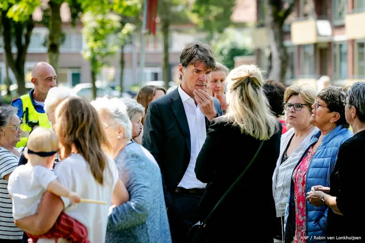 tientallen delen verdriet over dood meisje