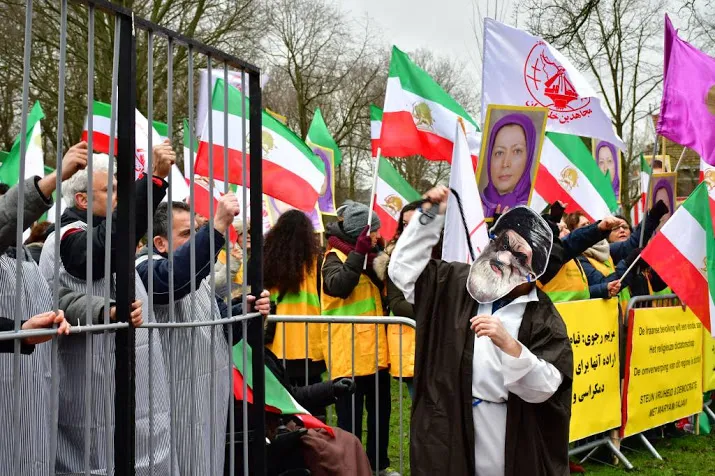 tientallen demonstranten bij iraanse ambassade