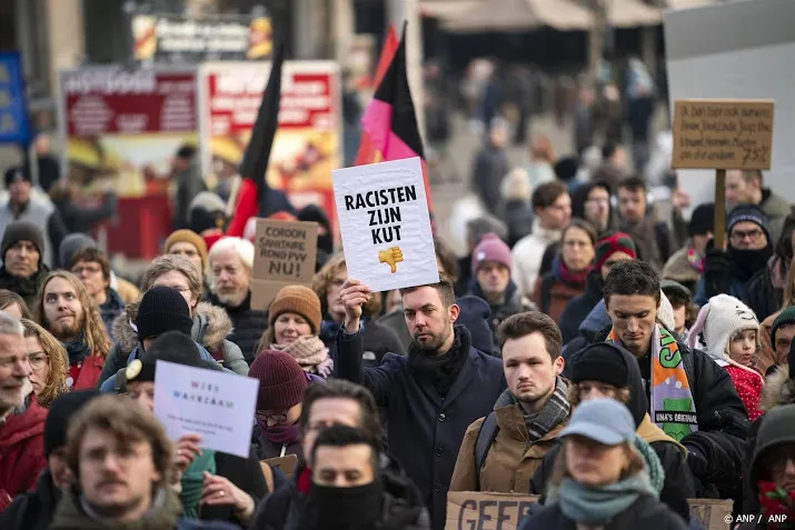 tientallen demonstranten bij protest op dam tegen geert wilders