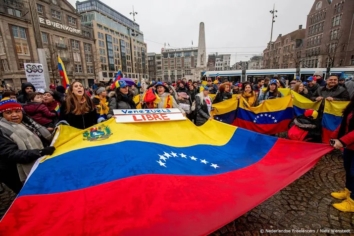tientallen demonstreren op dam tegen maduro