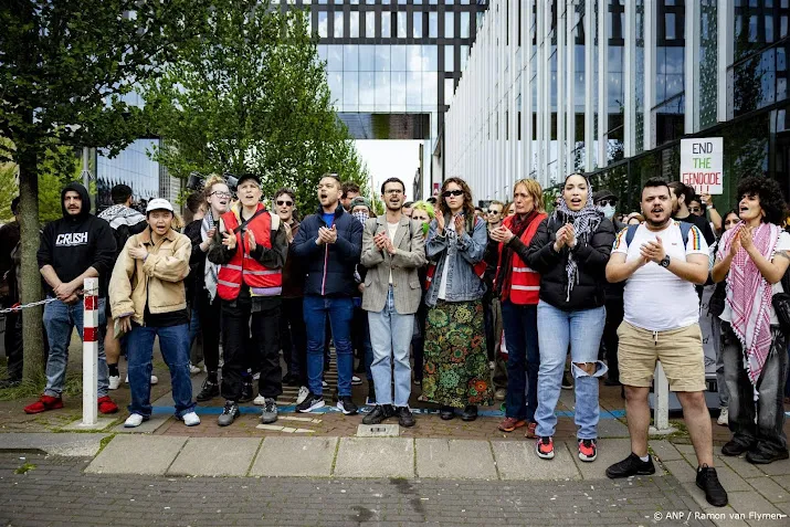 tientallen docenten uva demonstreren om studenten te steunen