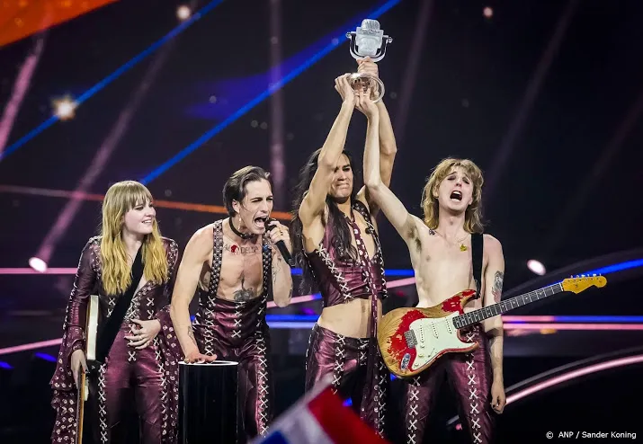 tientallen fans bij npo gebouw voor songfestivalwinnaar maneskin