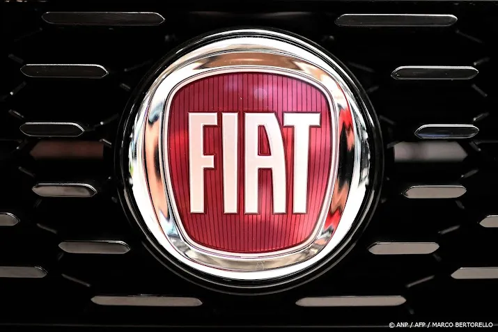 tientallen fiats in beslag genomen om sticker met italiaanse vlag