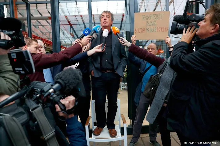 tientallen journalisten voor deur rechtbank