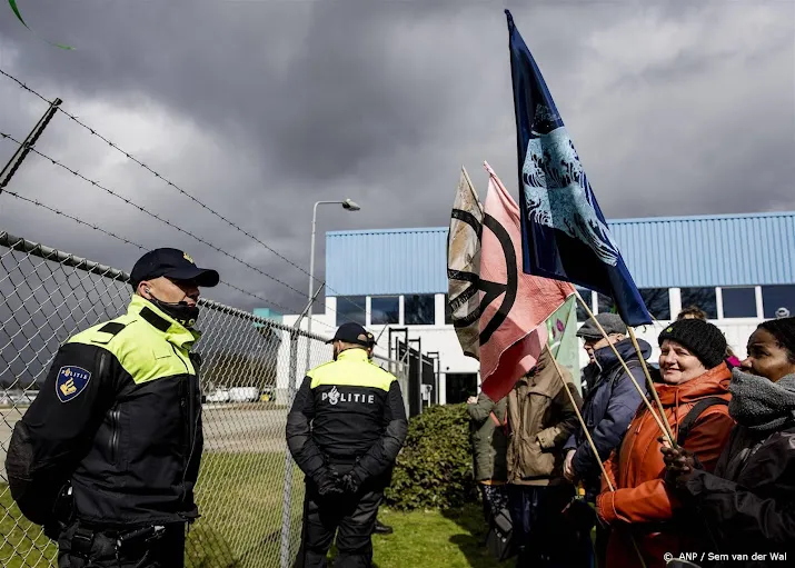 tientallen klimaatactivisten xr gearresteerd op eindhoven airport