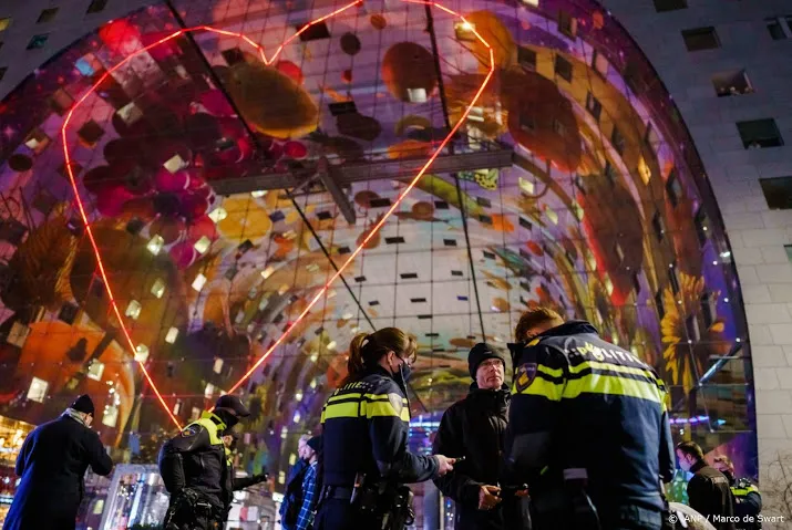 tientallen mensen beboet in rotterdam voor niet naleven avondklok