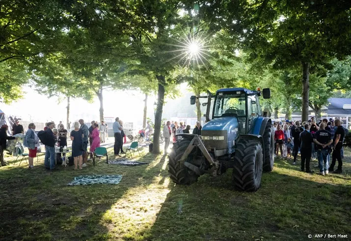 tientallen mensen bij boerenprotest malieveld