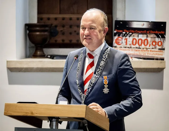 tientallen mensen bij herdenking bij joodse begraafplaats tacozijl