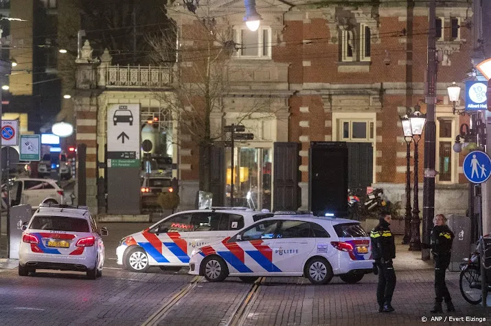 tientallen mensen uit apple store opgevangen door agenten