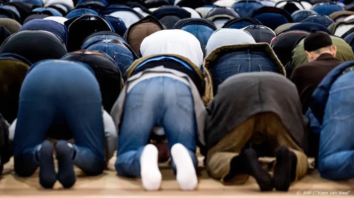 tientallen moskeeen roepen op tot middaggebed maar dan wel thuis