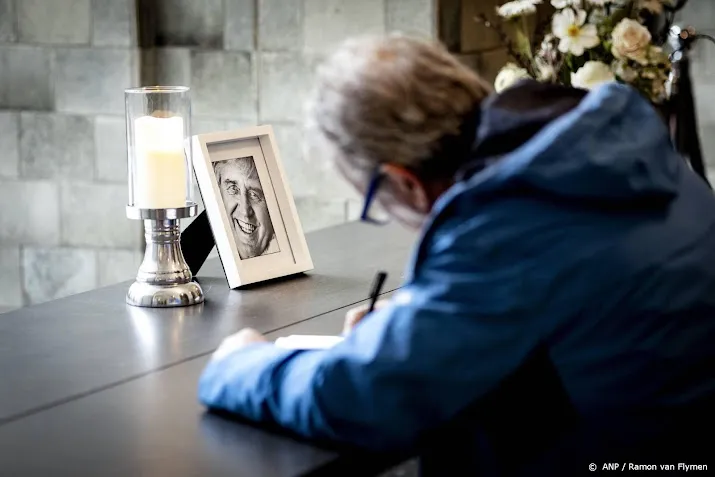 tientallen nemen afscheid van bram peper in stadhuis rotterdam
