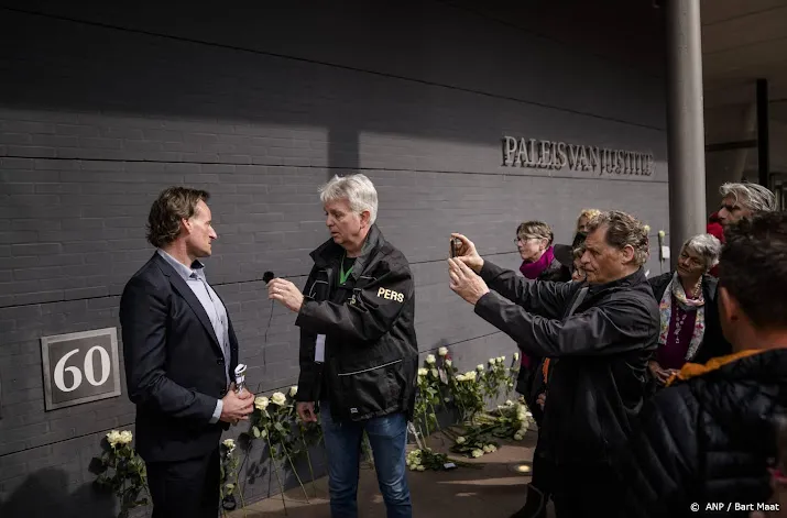 tientallen verzamelen zich voor gevangenis voor vrijlating engel