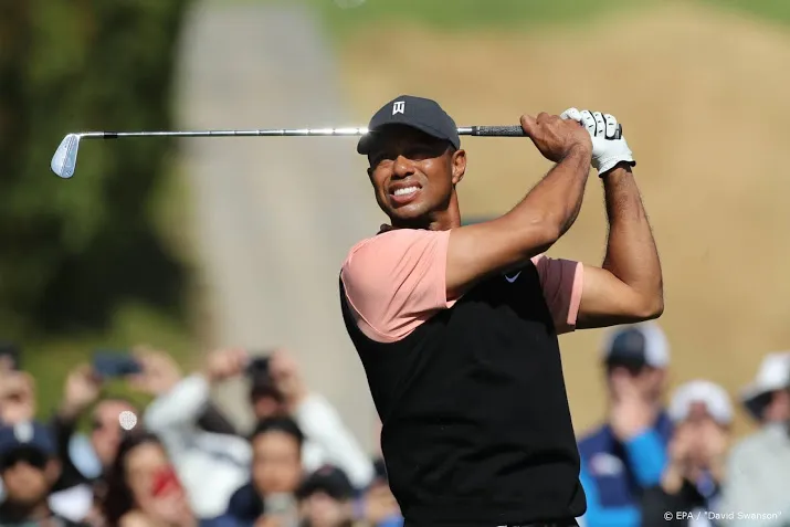 tiger woods wint the match 2 tegen phil mickelson