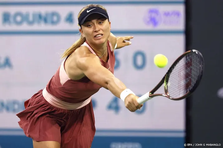 titelhoudster badosa naar laatste acht op indian wells
