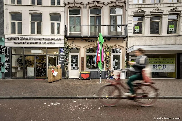 toch een paar demonstranten bij waku waku in utrecht