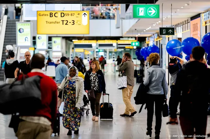 toch geen gedwongen ontslagen winkelpersoneel schiphol