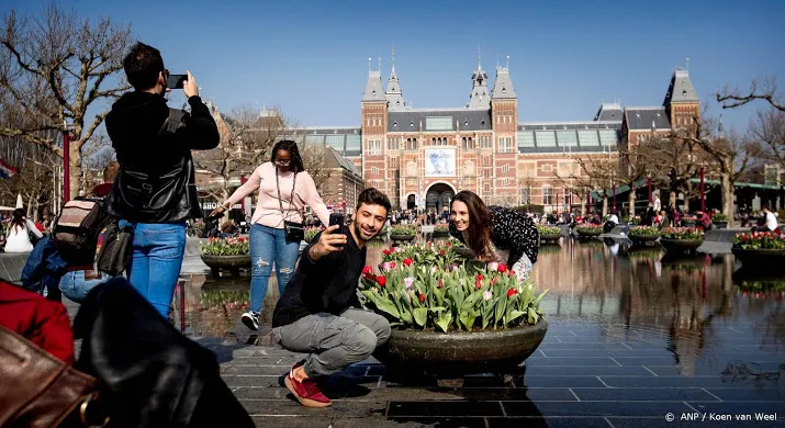 toerist wordt gewaarschuwd trap niet op tulp
