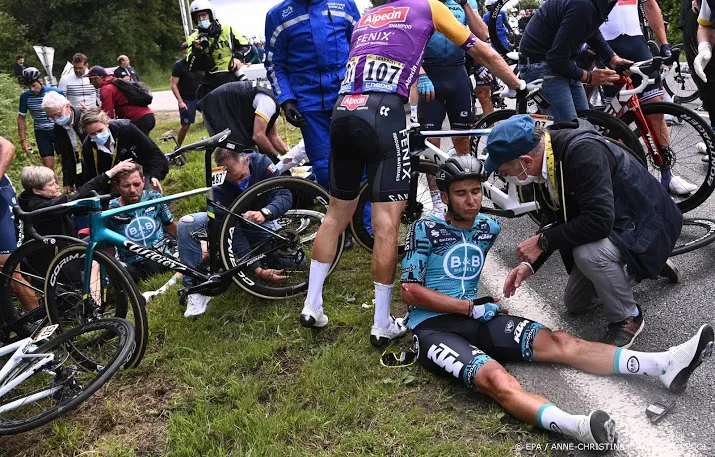 toeschouwer opgepakt die met bord voor valpartij in tour zorgde