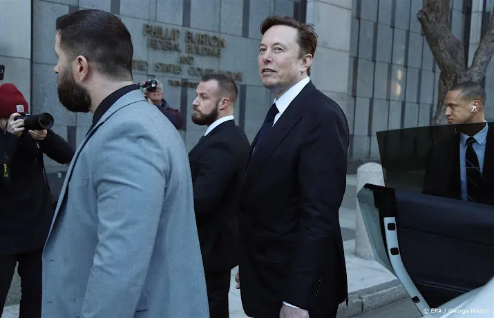 toezichthouder onderzoekt claims musk over zelfrijdende autos