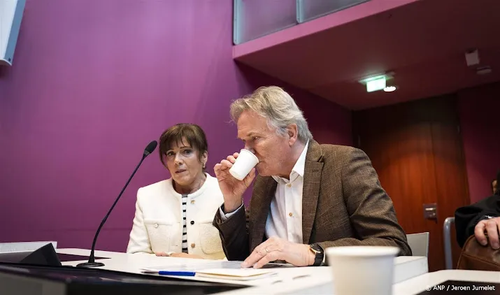tom egbers en nos proberen tot schikking te komen
