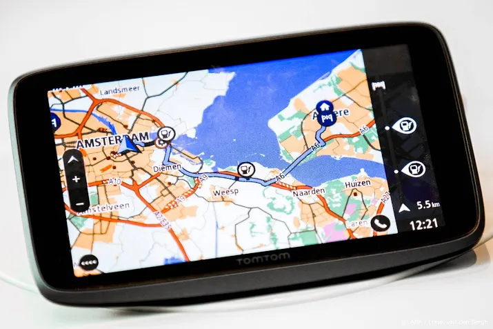 tomtom en imcd onderuit op rood damrak