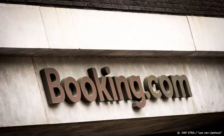 top moederbedrijf booking com hoeft voorlopig geen salaris