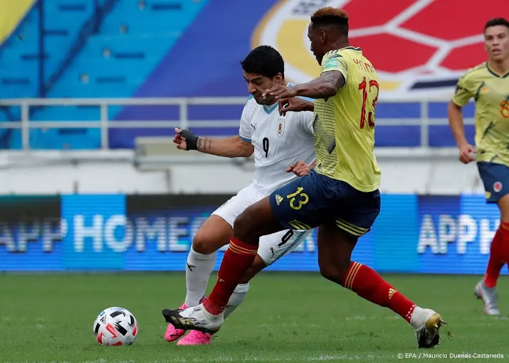 topaanvallers helpen uruguay aan uitzege op colombia