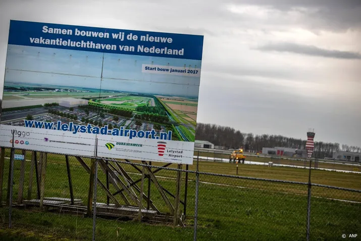 topambtenaren verduisterden stukken over lelystad airport