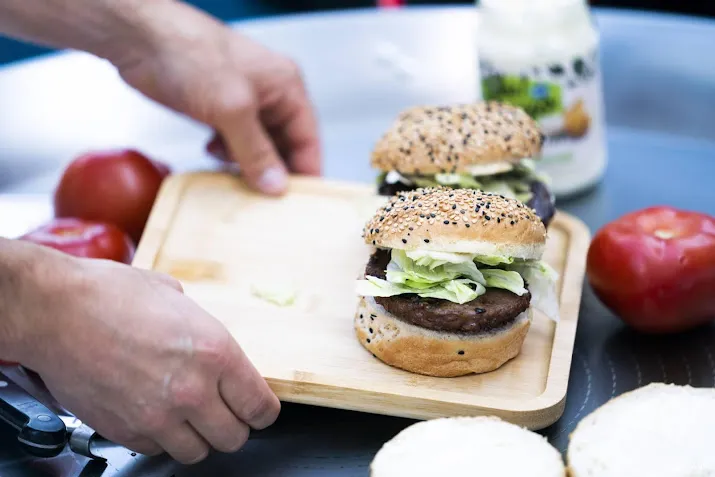 topbestuurder beyond meat geschorst na bijten andere man