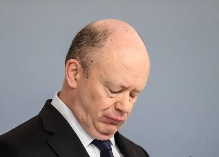 topman deutsche bank zegt dat hij aanblijft