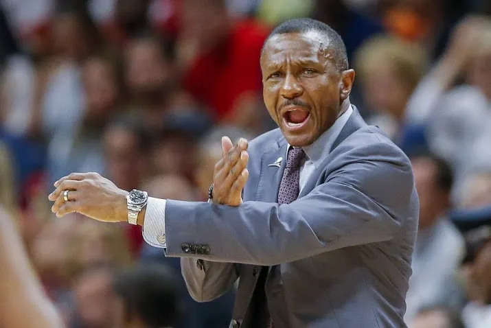 toronto raptors schuift assistent door