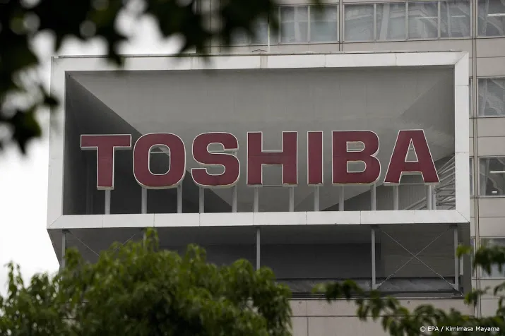 toshiba daalt op japanse beurs na wegstemmen voorzitter