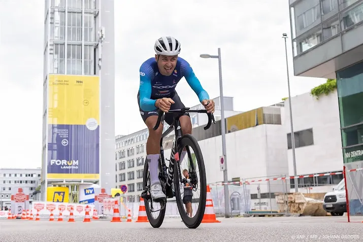 tour de france staat voor rit 9 stil bij overleden renner drege