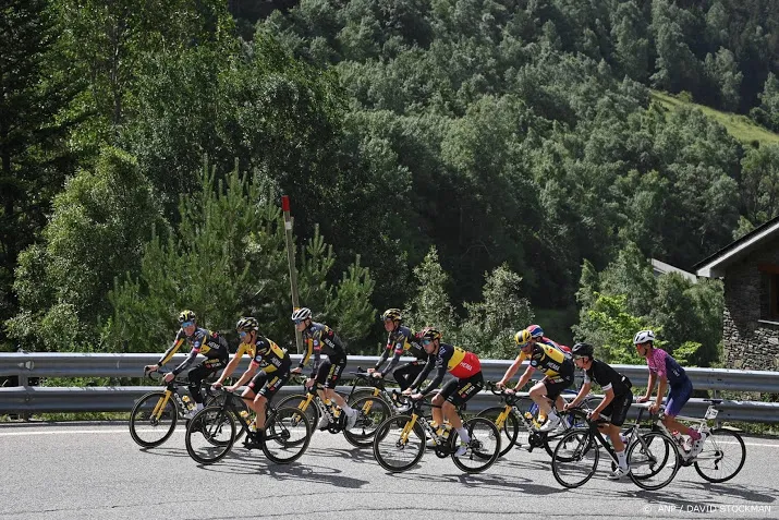 tourpeloton begonnen aan pyreneeenrit naar saint gaudens
