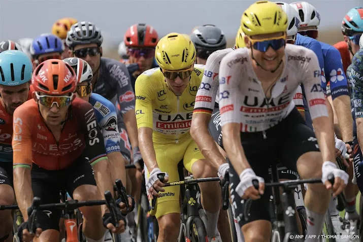tourpeloton gaat klimmen in centraal massief