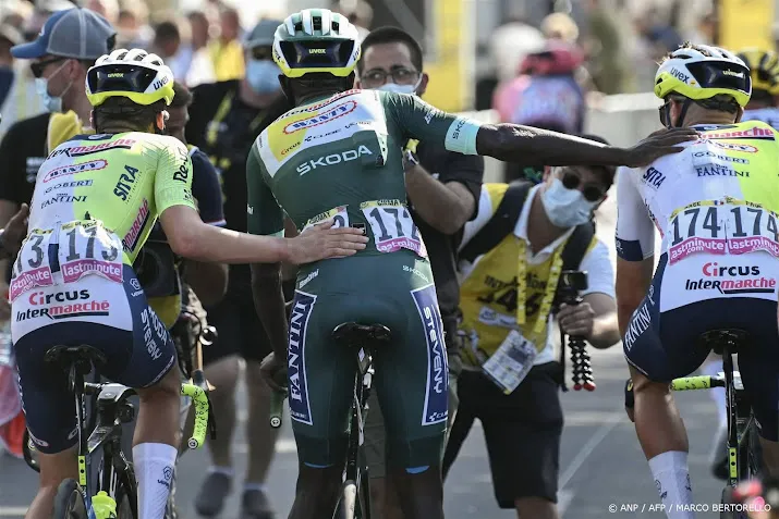 tourpeloton gaat na vlakke rit weer de bergen in