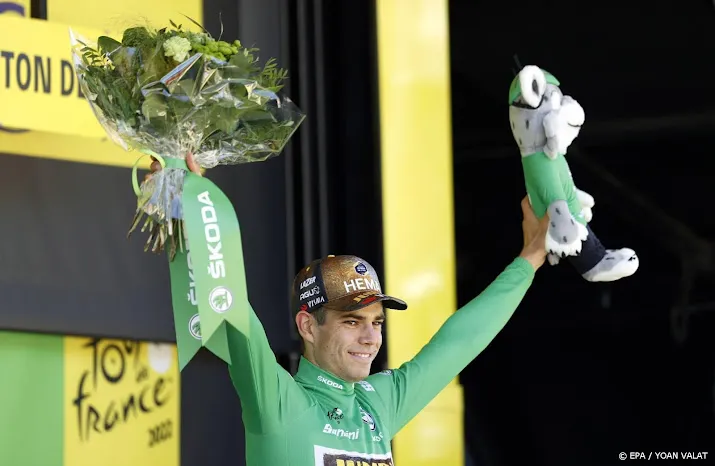 tourpeloton klimt in zwitserland en finisht in frankrijk