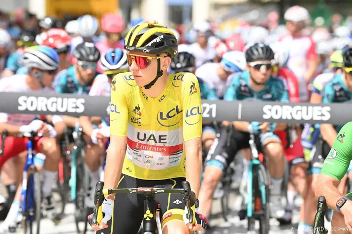 tourpeloton koerst richting mont ventoux