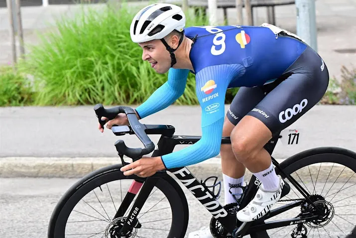 tourpeloton na eerbetoon aan overleden drege vertrokken