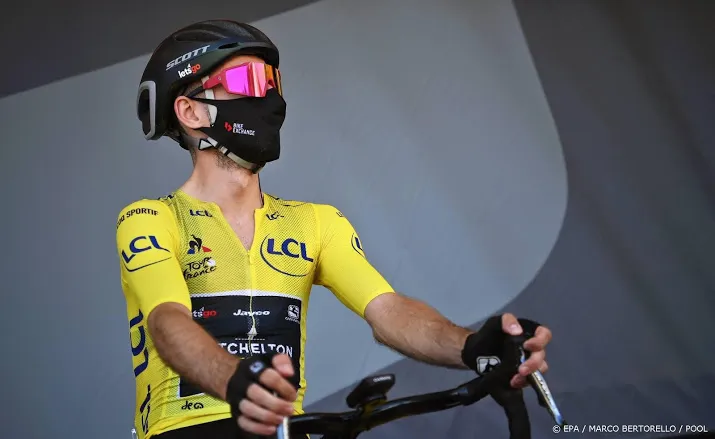 tourpeloton op weg naar centraal massief