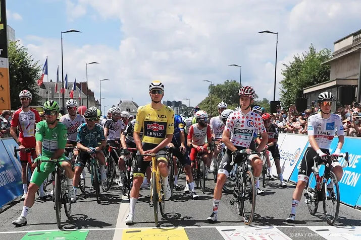 tourpeloton op weg naar chateauroux