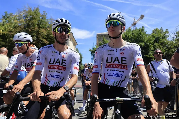 tourpeloton op weg naar frankrijk voor eerste bergrit