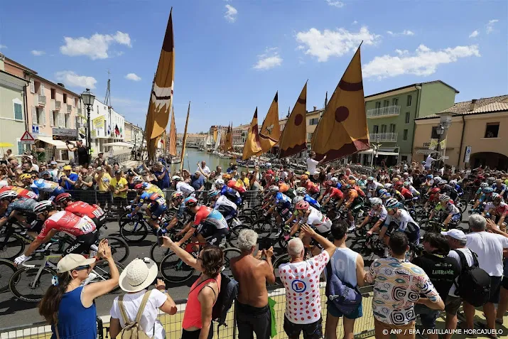 tourpeloton op weg naar lastige finale in bologna