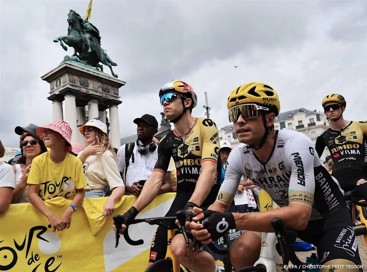 tourpeloton op weg naar vlakker terrein