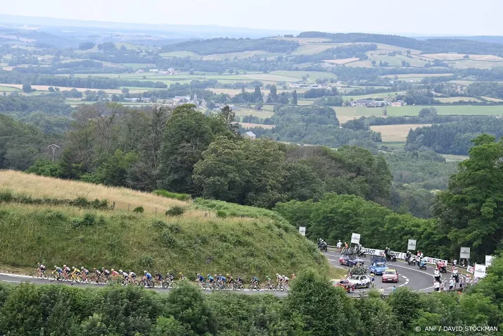 tourpeloton op weg voor eerste alpenrit